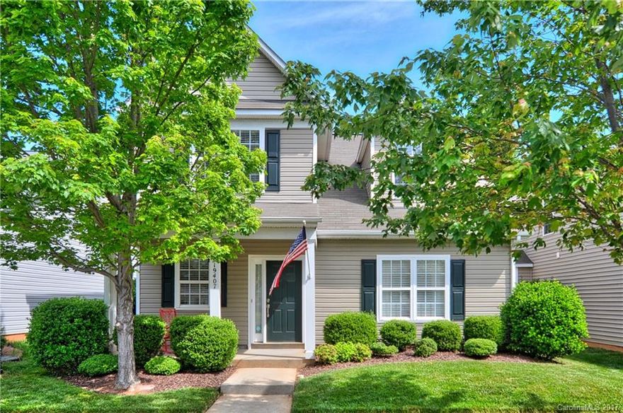 Beautiful home in desirable Heritage Green w/rocking chair front porch. Open floorplan w/gas fireplace in great room & plenty of natural light throughout. Wonderful kitchen w/SS apps & ample cabinet space. Master suite w/walk-in closet. Dual vanities & garden tub in the master bath. Spacious bedrooms throughout. Peaceful backyard w/screened in porch perfect for relaxing.