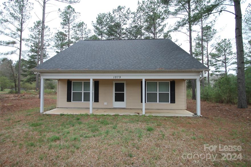 House Located close to Downtown Clover, SC, 2 Bedrooms, 2 Bathrooms, Living Room, Eat in Kitchen with Range and Dishwasher. Fenced in backyard. Patio. ***Short Term Lease Only-3 months then monthly***
No Smoking/No Vaping. No Pets. Maximum Occupants 3.
Available NOW for viewing with an approved application and appointment.