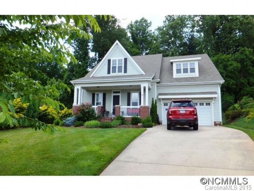 One level home with bonus room on second level. Many upgrades with private fenced back yard andviews of lake and distant mountains.