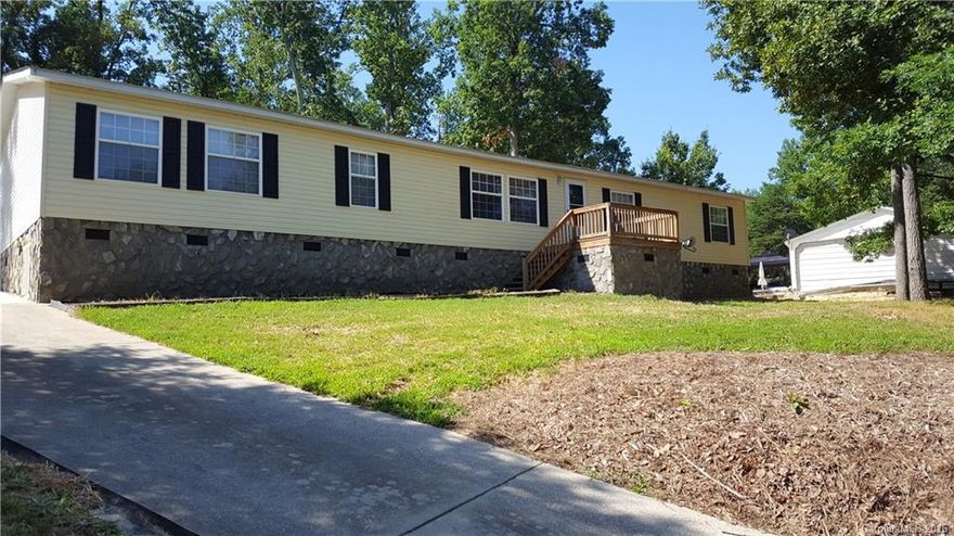 On Frame Modular home features a kitchen that is open to Dining area and Den, Master Suite with a Sitting Room and Glamour Bath that includes a Garden Tub and Separate shower and a large Walk in Closet.  New carpet, new vinyl, new interior paint and a new heat pump.  Now all we need is a new owner.