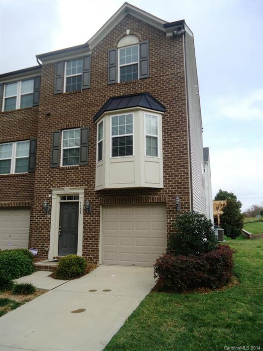 Beautiful end unit Townhome located in desired Ayrsley complex. Close to shopping and food centers.