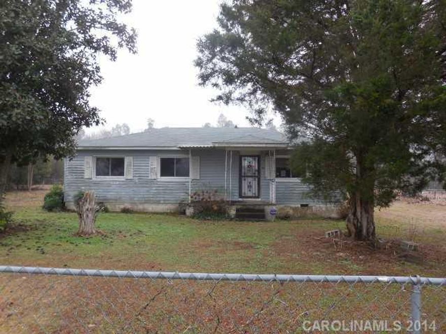 Great 1 story home on a large flat lot. Home features screened porch in the back, 3 bedrooms and 1 full bath. Great potential, priced way below assessed value! You don't want to miss this opportunity!