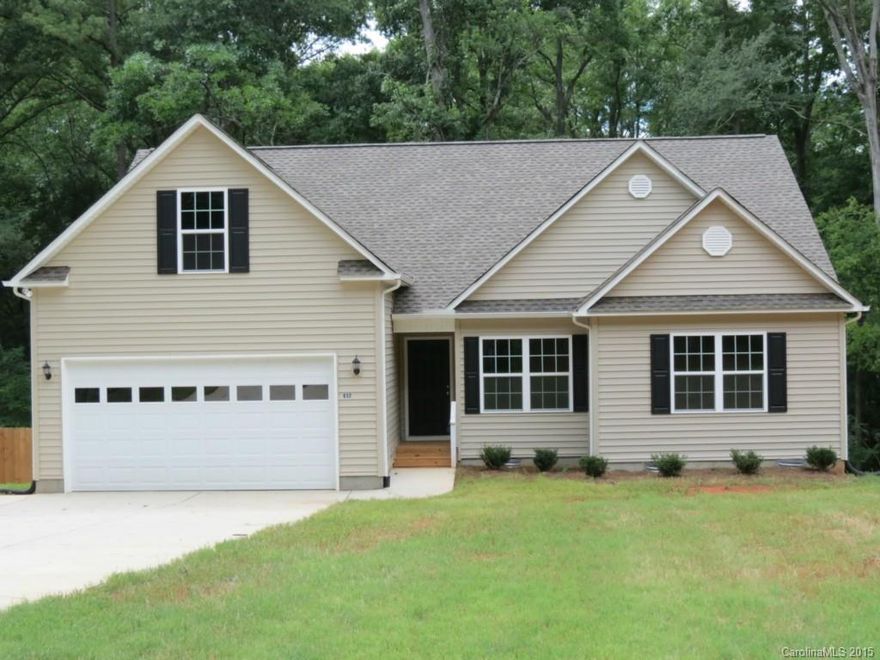 Beautiful Split 3BR, 2BA, w/Bonus Room over the 2 car Garage. Awesome open floor, combo kitchen/dining, family room w/fireplace & vaulted ceiling, & laundry room closet. Master BR, tray ceiling, nice Master BA w/his & her vanity, water closet, garden tub, separate shower, & walk in closet. Covered back deck w/ceiling fan to enjoy nature without feeling the elements. Home is complete and move-in ready!