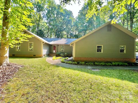 Photo of 911 Reverdy Lane, Matthews, NC 28105 (MLS # 4298326)