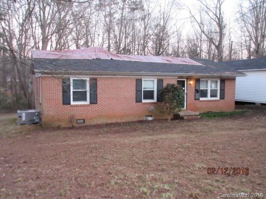 Cozy brick ranch located in convenient location to schools, shopping and I-77.  Due to condition on home – cash buyers only.
