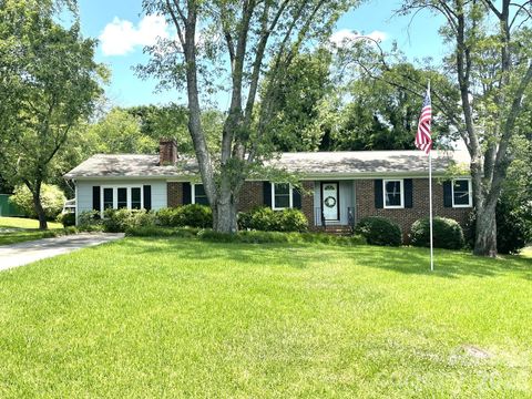 Photo of 130 Ridgeland Drive, Rutherfordton, NC 28139 (MLS # 4398241)