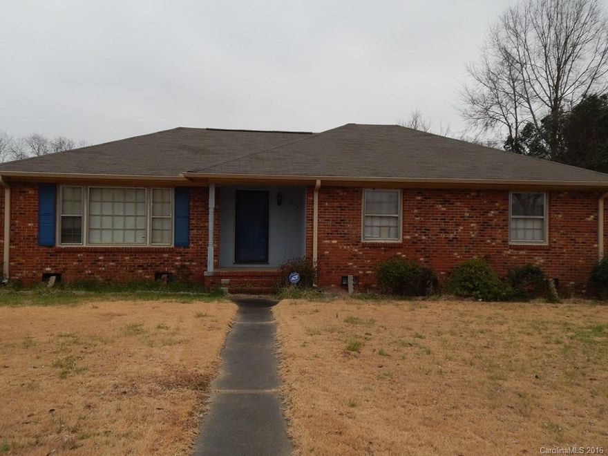 4/2 home with in-ground pool! Needs updates, but the right person can turn this into a gem. Nice size bedrooms, master has bath with walk-in shower. Bring your investors and buyers wanting a fixer upper. Being sold "as-is". Estate.