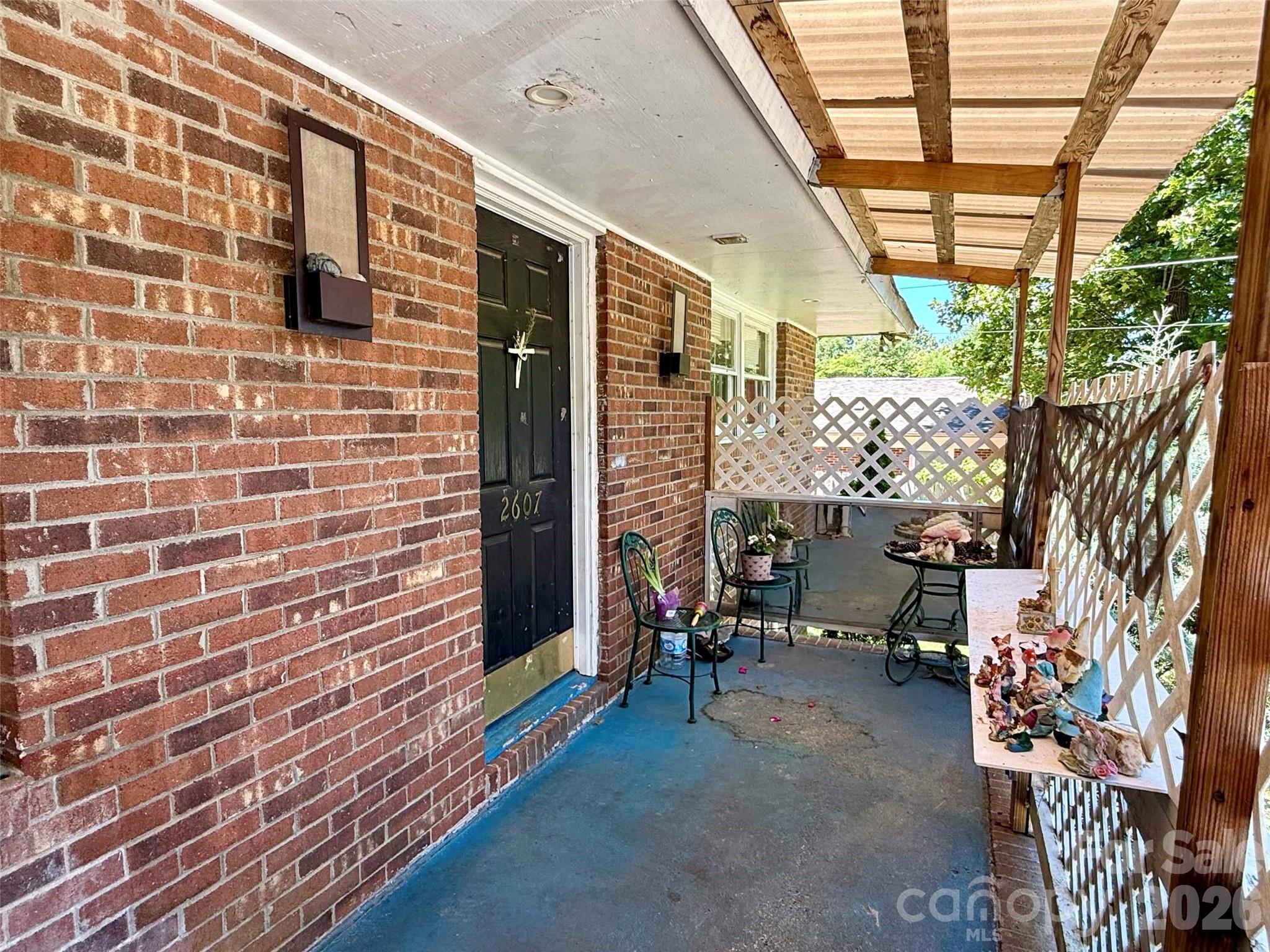 2607 Crescent Lane