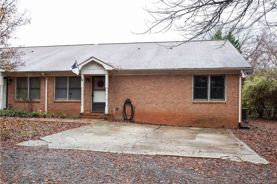 Great starter home or investment property.  Close to all Rock Hill has to offer.  Laminate wood floor in family room, dining room, hall and bedrooms. Tile in kitchen, and bathroom. Linoleum in laundry room.  Unit is located in the rear of the complex which allows for privacy.