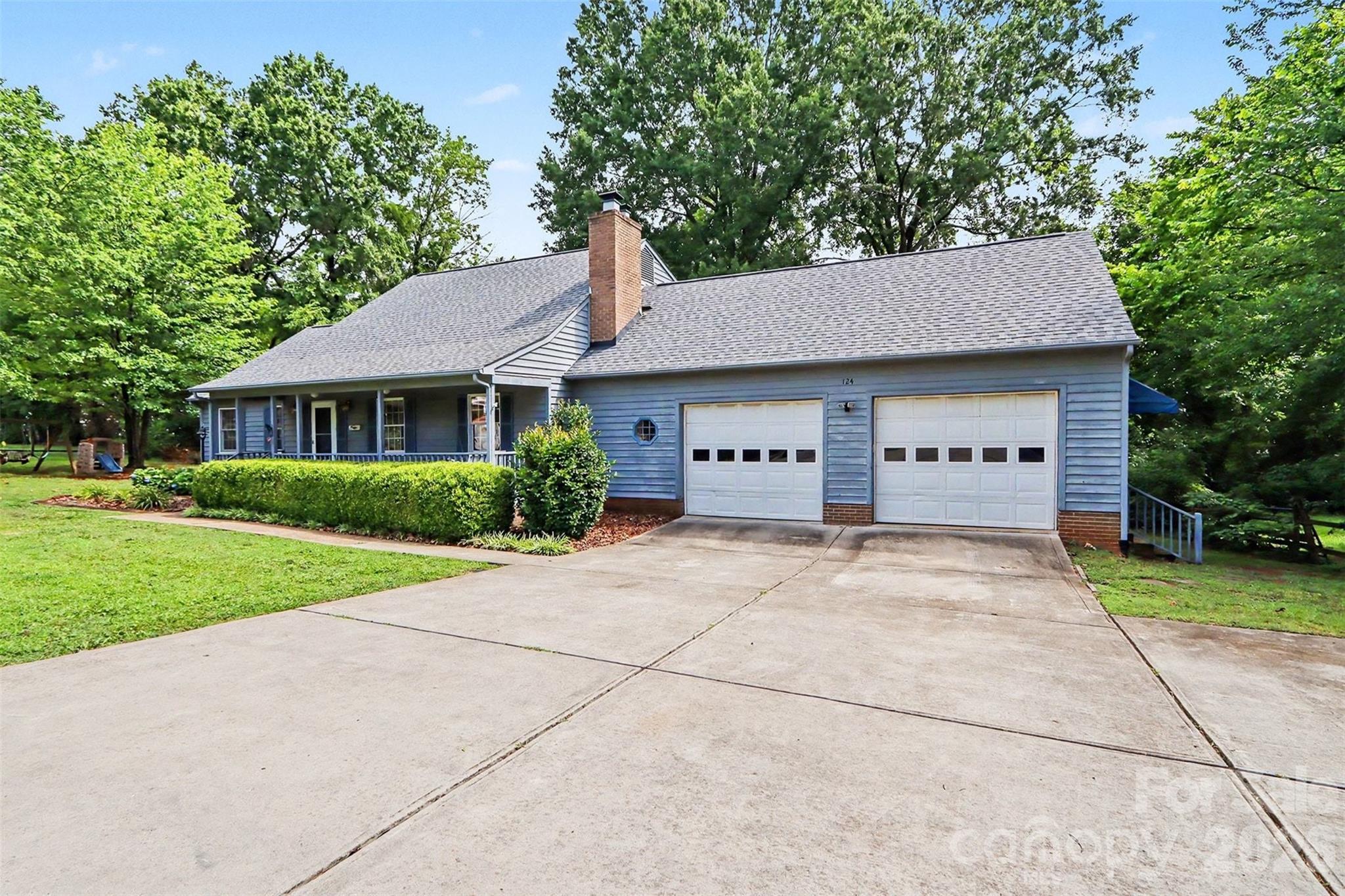 Photo 1 of 31 — 124 E Catawba Avenue, Mooresville, NC 28115