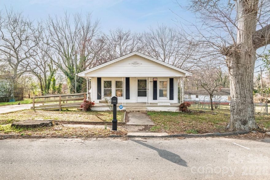 Charming 3-bedroom, 1-bath single-level home featuring a brand-new roof (2024)! Enjoy easy one-level living with a bright, inviting kitchen complete with a stainless steel range and plenty of natural light. The functional layout offers comfortable bedrooms and a cozy living space perfect for relaxing or entertaining.

Step outside to enjoy the great front porch—ideal for morning coffee—and a spacious back porch perfect for gatherings, grilling, or simply unwinding. Conveniently located close to downtown, shopping, dining, and schools, this home offers both comfort and accessibility. Don’t miss this wonderful opportunity! Home is being sold as-is.