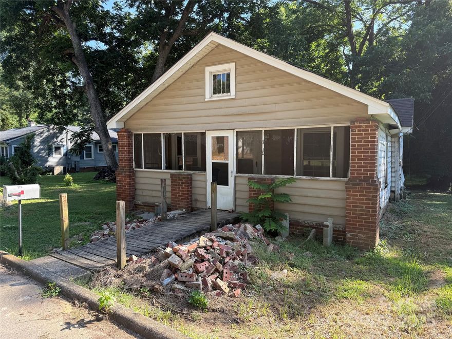 Investor opportunity.    3 bed 1 bath home. This house has been gutted to start the rehab. This home is in need of everything