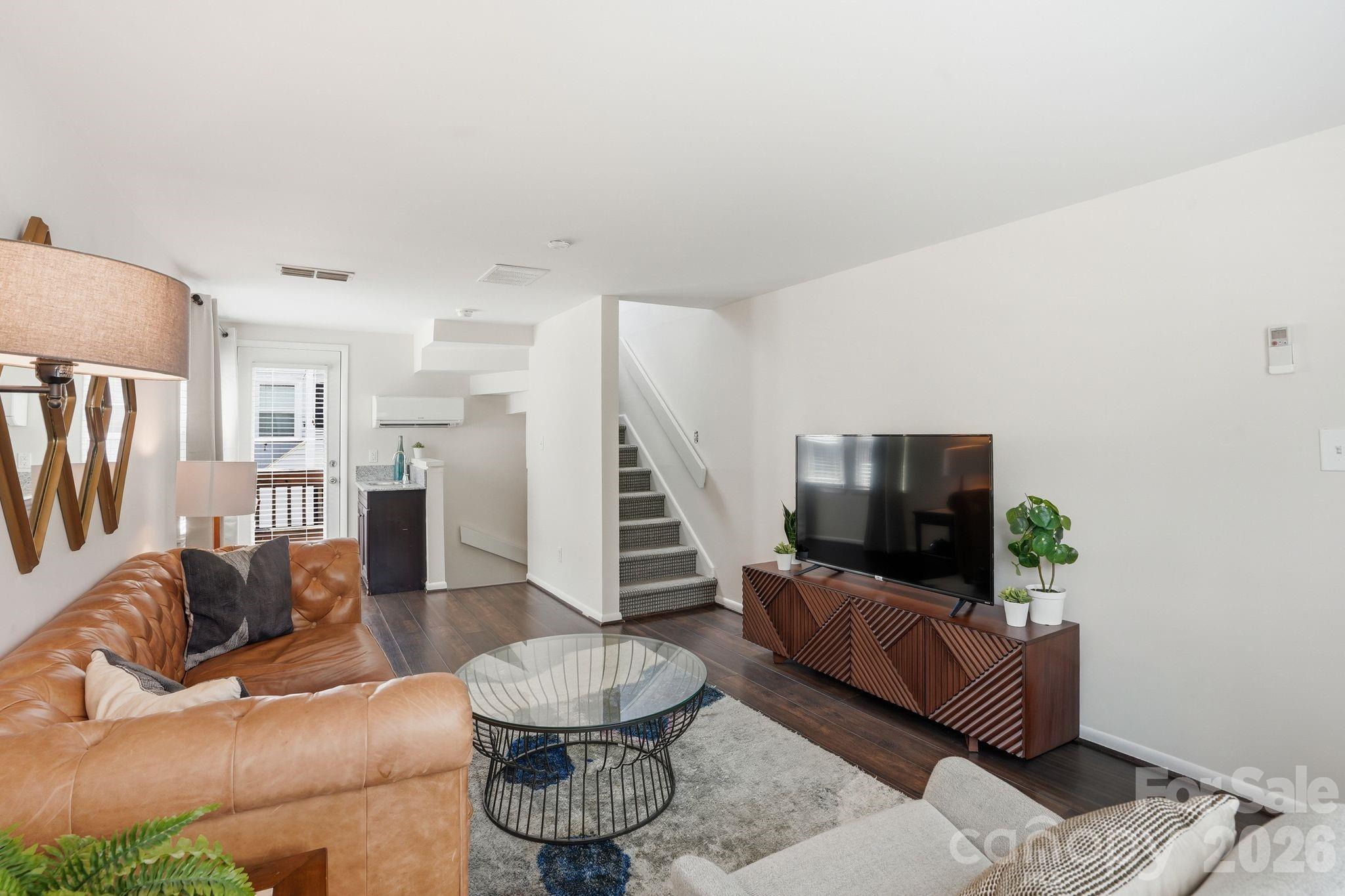 721 N Poplar Street 1