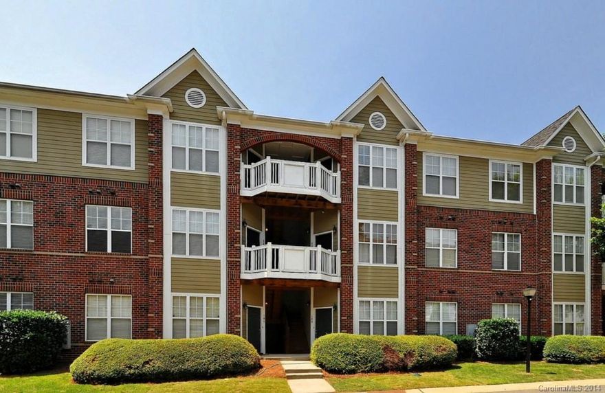Live in the heart of Charlotte for a fantastic price! Beautiful condominium is perched where Charlotte's booming Cherry neighborhood meets with the beautiful Elizabeth community. Walk to CPCC, Trader Joe's, the new midtown greenway, the Metropolitan and Presbyterian Hospital. Home has a month-to-month tenant who would like to stay, so it would make a great, cash-flowing investment that is likely to grow in value.