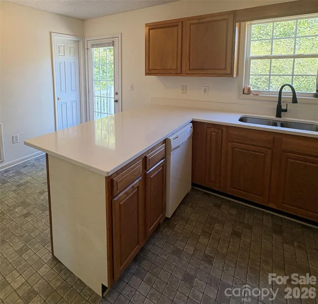 2430 Sylvan Drive, photo 4 of 18