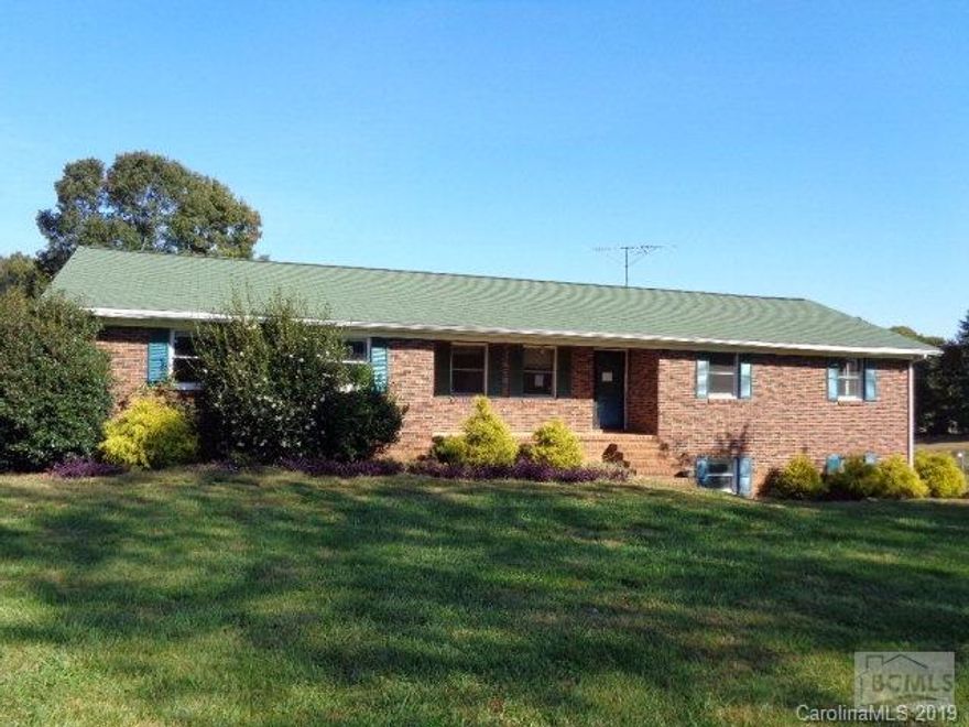 Brick ranch located in the country, well, 3 br, 3 ba, heat pump, fenced back yard, above ground pool, screened porch, some hardwood and tile floors. Den, 2nd kitchen, 3rd bedroom and bath in basement would make great in law quarters. Convenient to schools, town and highway 321. All offers to be submitted at www.xome.com. Auction Nov.4th-8th. After posted on site may allow preauction offers on site. 5% nonrefundable fee added to winning bid. Must prequalify with Greenlightloans.com for loan offers to be considered but buyer may use lender of their choice. Sold as is. Condition of heat pump and well unknown.