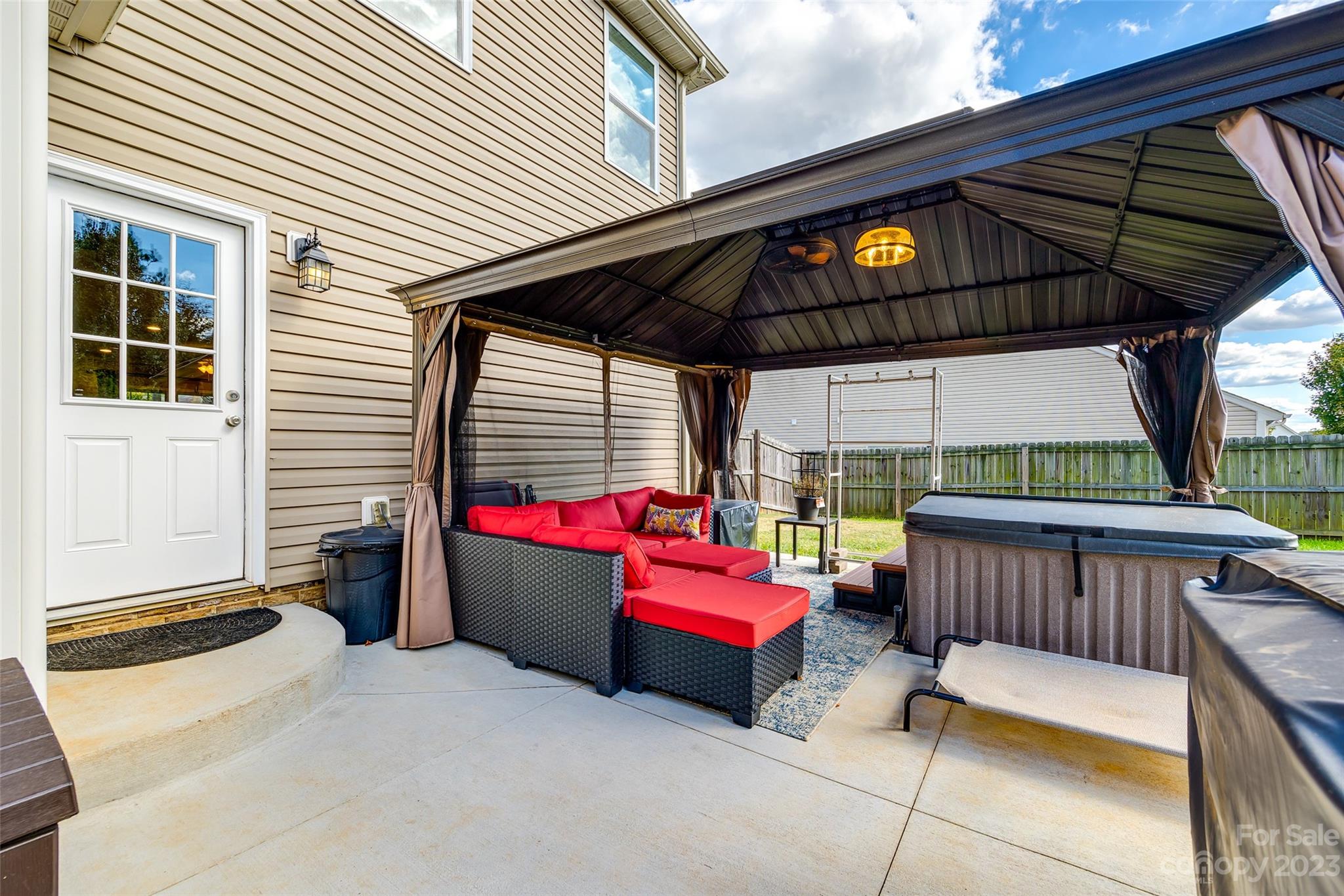 Ellis Pond - Residential