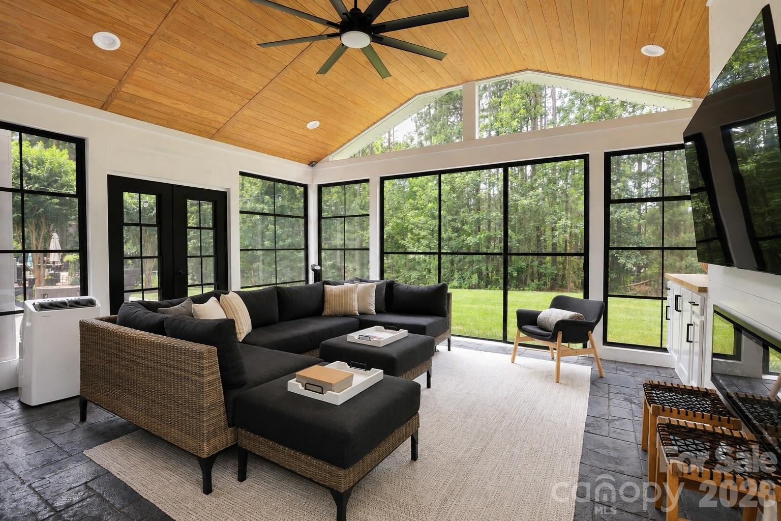2412 Hamlet Court