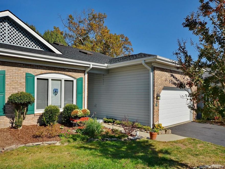 EXCELLENT OPEN FLOOR PLAN W/VAULTED CEILINGS, FIREPLACE ,2 BEDROOMS AND DEN,WALK-IN CLOSET, 2 CAR GARAGE , GENERATOR, YEAR ROUND SUNROOM AND SEPARATE SCREENED PORCH FOR ENTERTAINING.  ALL ONE LEVEL LIVING CLOSE TO DOWNTOWN AND FLAT ROCK.HOA PROVIDES EXTERIOR MAINTENANCE & LAWN.