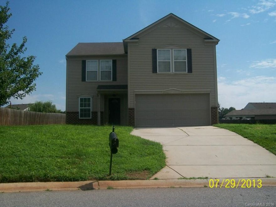Large home on cul-de-sac...located in Longlea Estates Clover SC. 3 bedroom with open loft area...2.5 bath...2014 sq ft. Open kitchen, 1/2 bath down,living and familyroom area off kitchen. Great back yard and covered oversized patio on back of home.Pets conditional...no interior smoking. Avail now for move in.