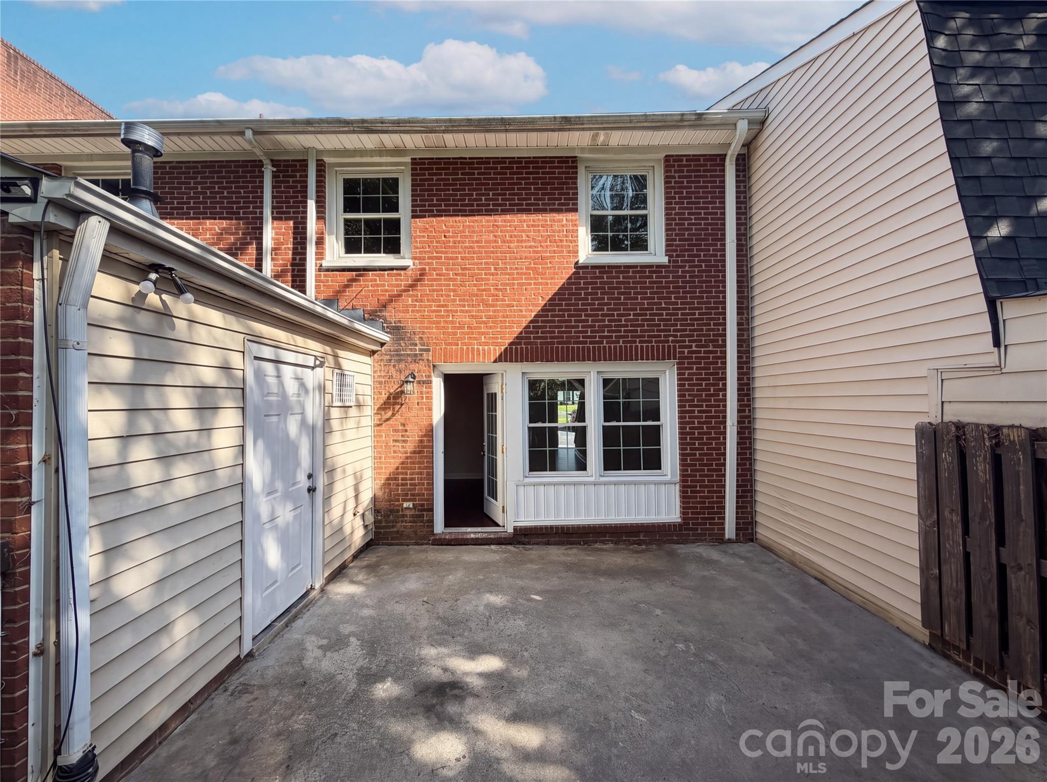 8042 Regent Park Lane
