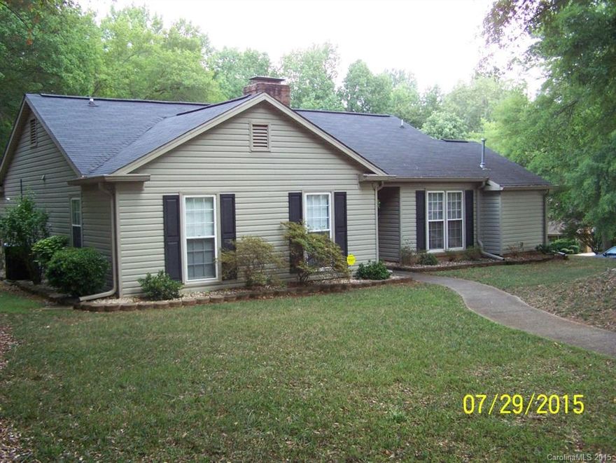 Come see this beautiful well kept home located in Lakewood. This home offers a relaxing sunroom off from the master bedroom, gas fireplace in the den, new appliances, washer, dryer and refrigerator. For the price, you will not be disappointed!