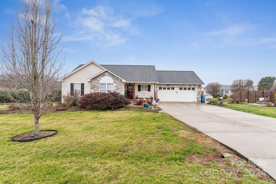 This charming Single Family home located at 4813 Thoreau Dr
in Conover, NC was built in 1997. It features 2 bathrooms, 1,310 sq.ft. of finished living
space, and sits on a spacious lot measuring 23,522 sq.ft. Perfect for a small family or firsttime homebuyers looking for a cozy and inviting space to call home. With a convenient
location and plenty of room for outdoor activities, this property offers a ideal blend of
comfort and functionality.
