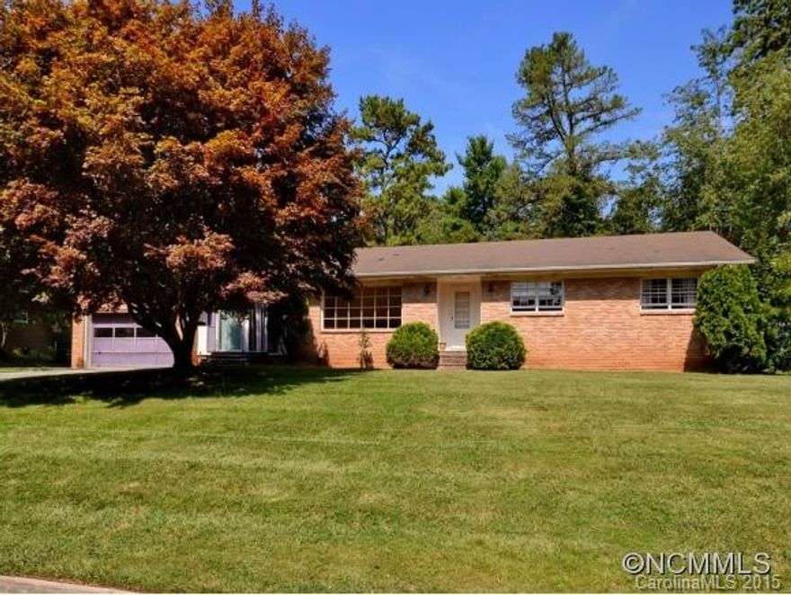 One level living in excellent location in sweet Oak Forest subdivision. Close to Biltmore Park & otherSouth Asheville amenities. Oak floors in main living areas. Walk in closet in Master Bedroom. 2fireplaces, bonus room, 2 car garage on level lot. Very close to good schools. Home needs work.