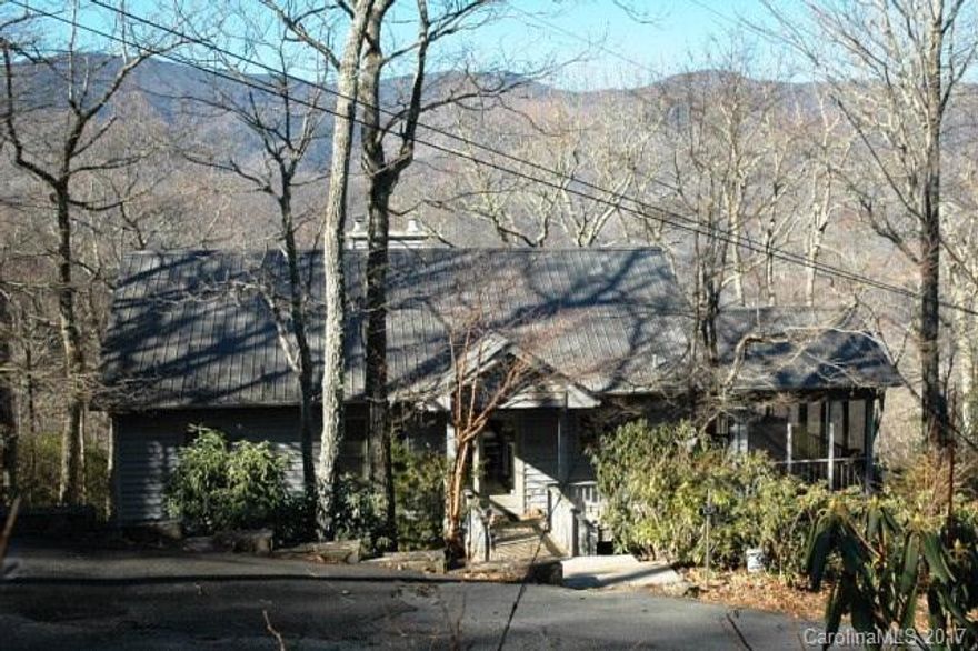 Magnificent Mt Mitchell to Celo Knob mountain views. Enchanting FURNISHED cabin in the woods across road from Pisgah National Forest. Ideal floor plan for entertaining, yet great quiet, relaxed times. Windows, deck and screen porch all have spectacular mountain views! Master bedroom suite on main level, 3 bedrooms on lower level.  2 fireplaces! Minutes to fishing, golf, hiking; quick drive to Blue Ridge Parkway, Burnsville, Little Switzerland.  About an hour to Asheville or Boone/Blowing Rock.