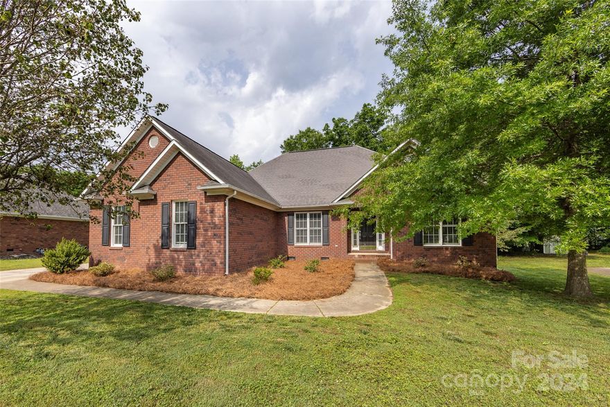 LOCATION! LOCATION! Beautiful brick ranch home in desirable Stallings Glen. Come home to this lovely place. Large open dining area with tray ceilings, open to huge family room with laminate wood floors and soring vaulted ceilings. Large kitchen with breakfast area and ton of cabinets. Laundry room off kitchen and garage areas. Split Floor plan with private master suite has tray ceilings and on suite master bathroom and walk-in closet. Two additional bedrooms with common hall bathroom. GREAT! sunroom off the family room for quiet evenings relaxing. Don't miss out on this amazing house!