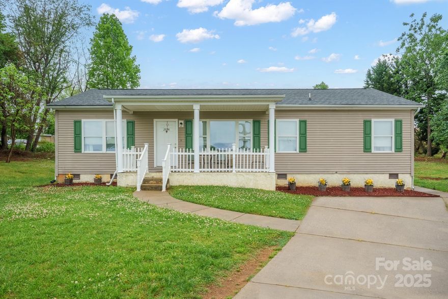 Come check out this adorable 3 BR, 2 BA one level ranch style home in NW Hickory.  Close access to 321, restaurants and shopping.  Split bedroom floor plan and spacious living room and dining room.  Kitchen features ample cabinet space and island to dine or entertain. Large primary bedroom and en-suite bathroom with walk-in closet.  Sizable back yard with outdoor building for storage.  A must see!