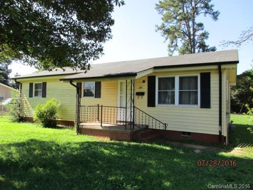 Fixer upper! Single story home features 3 bedrooms, 1 bathroom, kitchen, living room, and dining room.
