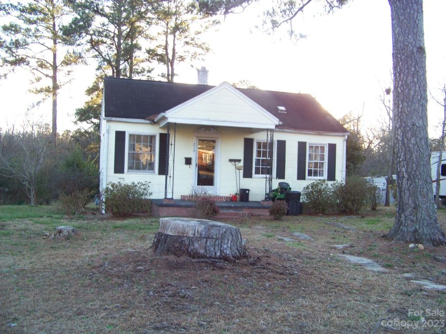 HOME IS LOCATED ON HIGHWAY 99 INSIDE THE CITY LIMITS OF GREAT FALLS
2 MILES TO NITROLEE WHITE WATER RAFTING, 10 MILES TO CAROLINA ADVENTURE WORLD.
NEAT HOME WITH 3 BEDROOMS