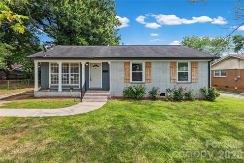 Photo of 4713 Tanglebriar Drive, Charlotte, NC 28208 (MLS # 4396013)