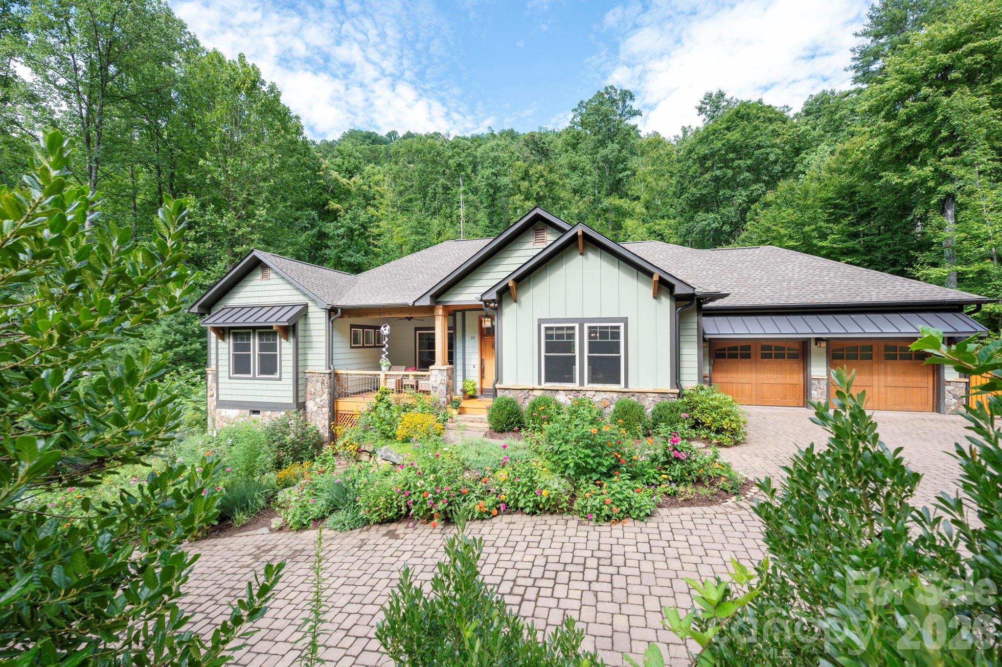 18 Hawks Pointe Lane