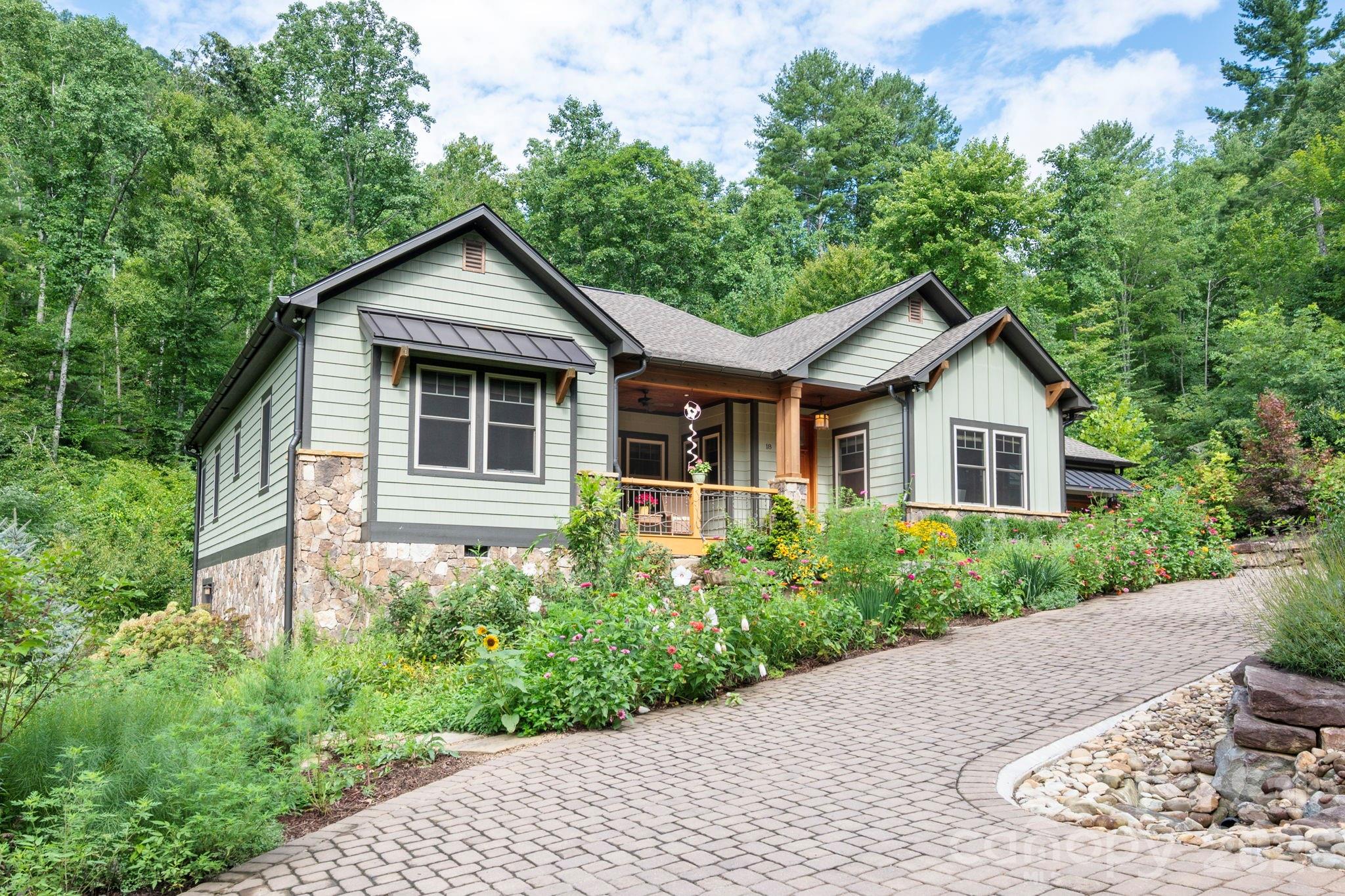 18 Hawks Pointe Lane