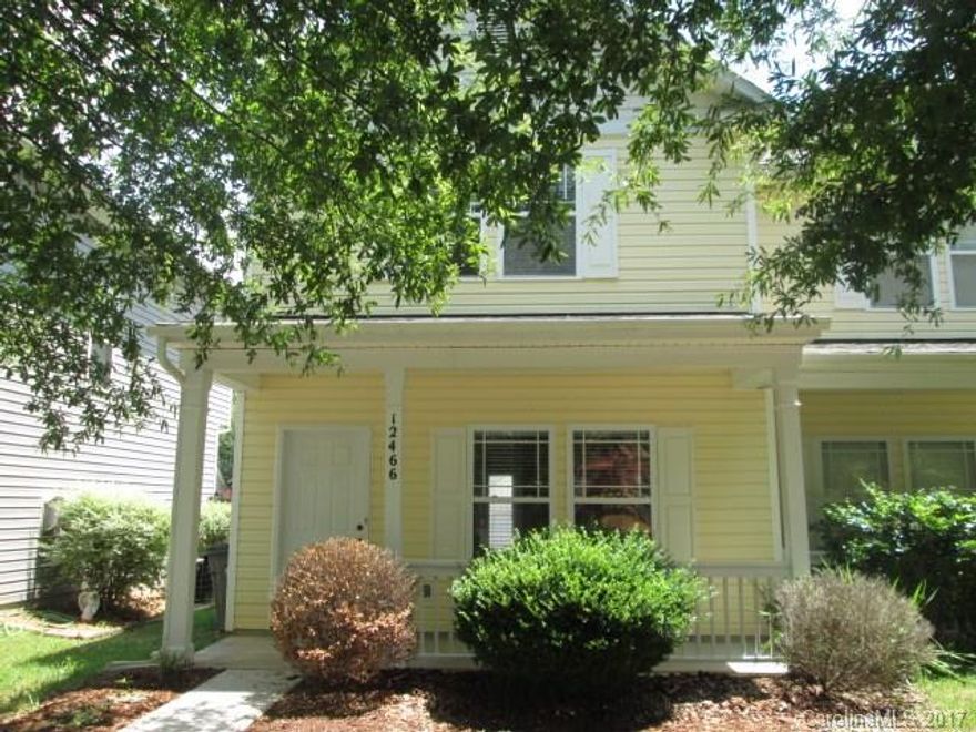 Wonderful Huntersville location. Charming unit with spacious living room, dining room and kitchen. Easy access to I77, shopping and restaurants. Lawn maintenance not included.  Pet fee is per pet that does not exceed 30 lbs.