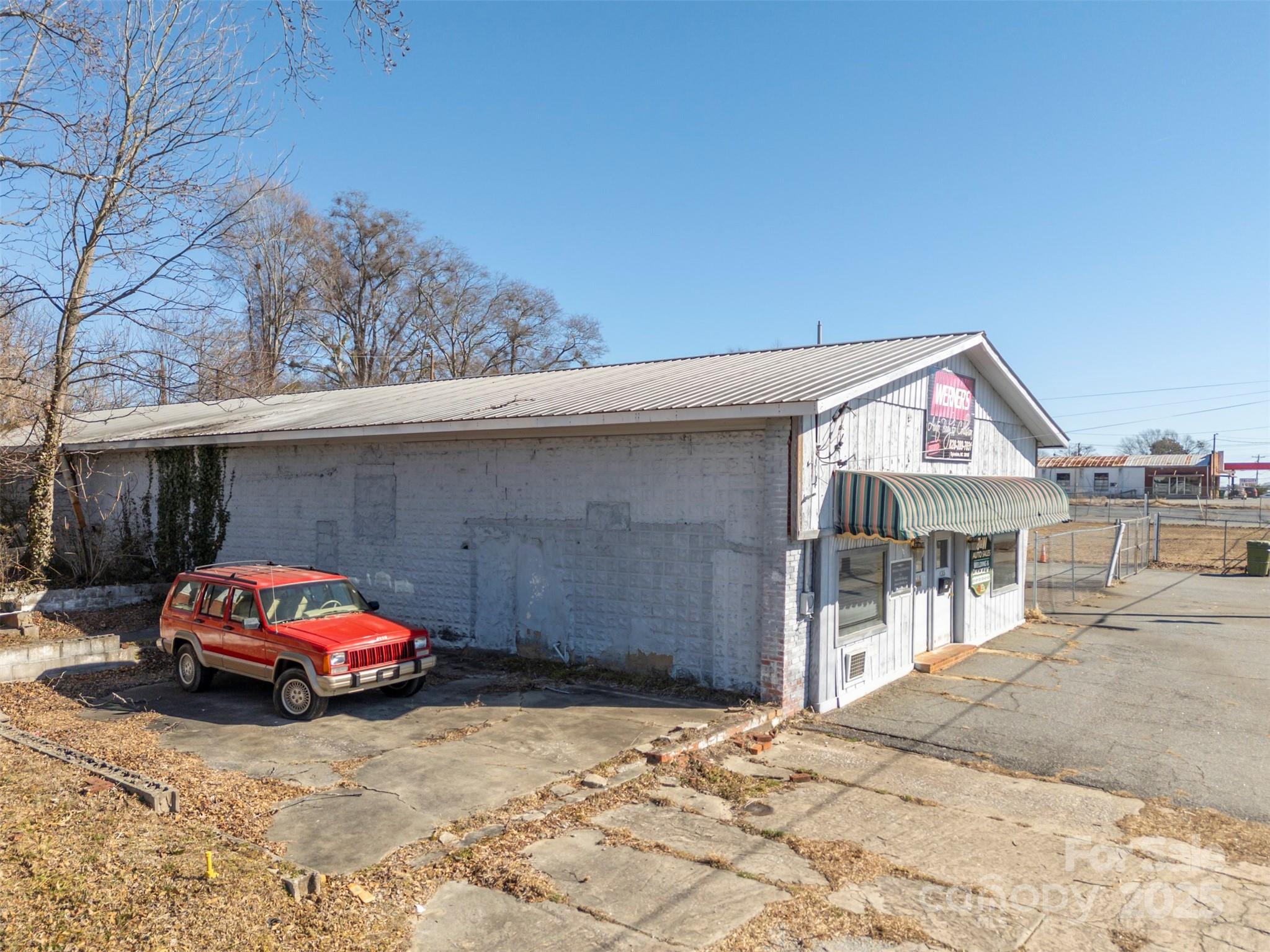 Main image without alt text