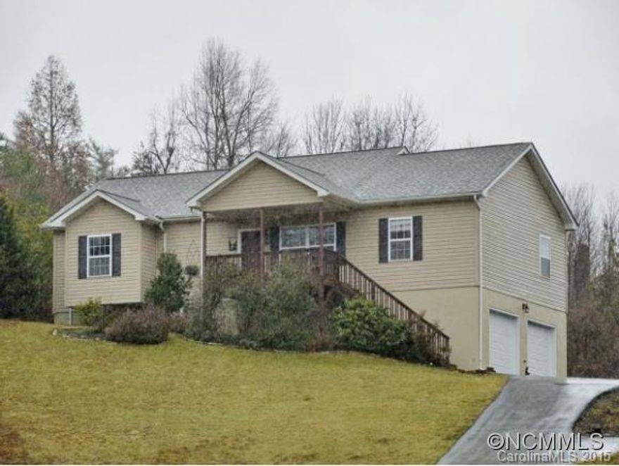 Superb maintenance in this charming split bedroom home.Hardwood in living area of open floor plan.Cottage kitchen w/beadboard&kitchen bar flowing to open dining area&LR w/gas fireplace. Soakingtub&shower in master. Covered front porch+covered back deck w/privacy. Additional 3rd full bath inLower level not counted in sq ft.Easy expansion in bsmt&still have large double car garage 27X21,andworkshop.Circular drive. Cul de sac location.