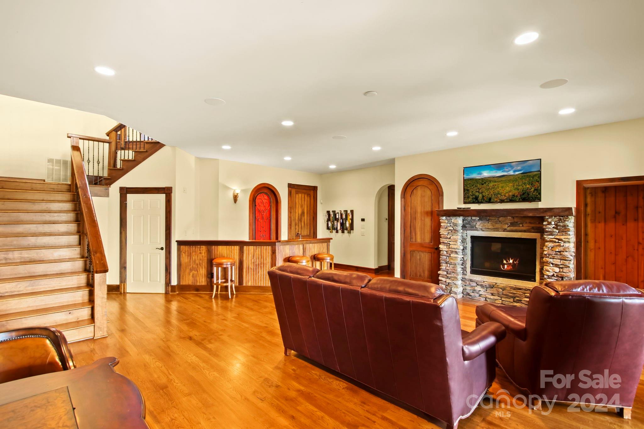 Blowing Rock, North Carolina 28605, United States, 4 Bedrooms Bedrooms, ,5 BathroomsBathrooms,Residential,Active,37304