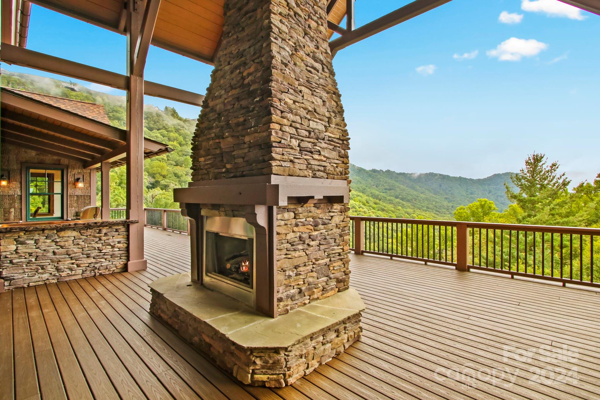 Blowing Rock, North Carolina 28605, United States, 4 Bedrooms Bedrooms, ,5 BathroomsBathrooms,Residential,Active,37304