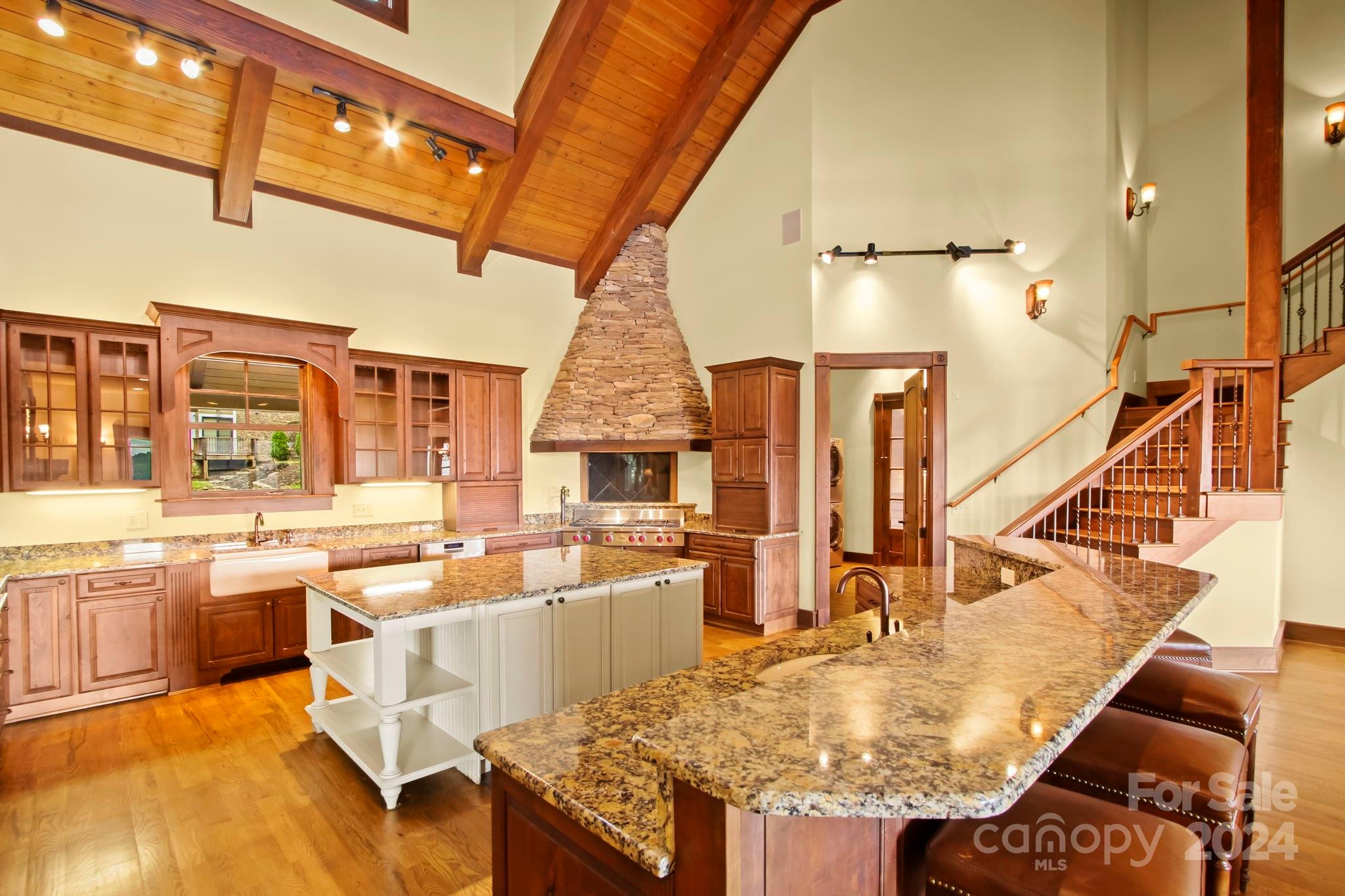 Blowing Rock, North Carolina 28605, United States, 4 Bedrooms Bedrooms, ,5 BathroomsBathrooms,Residential,Active,37304