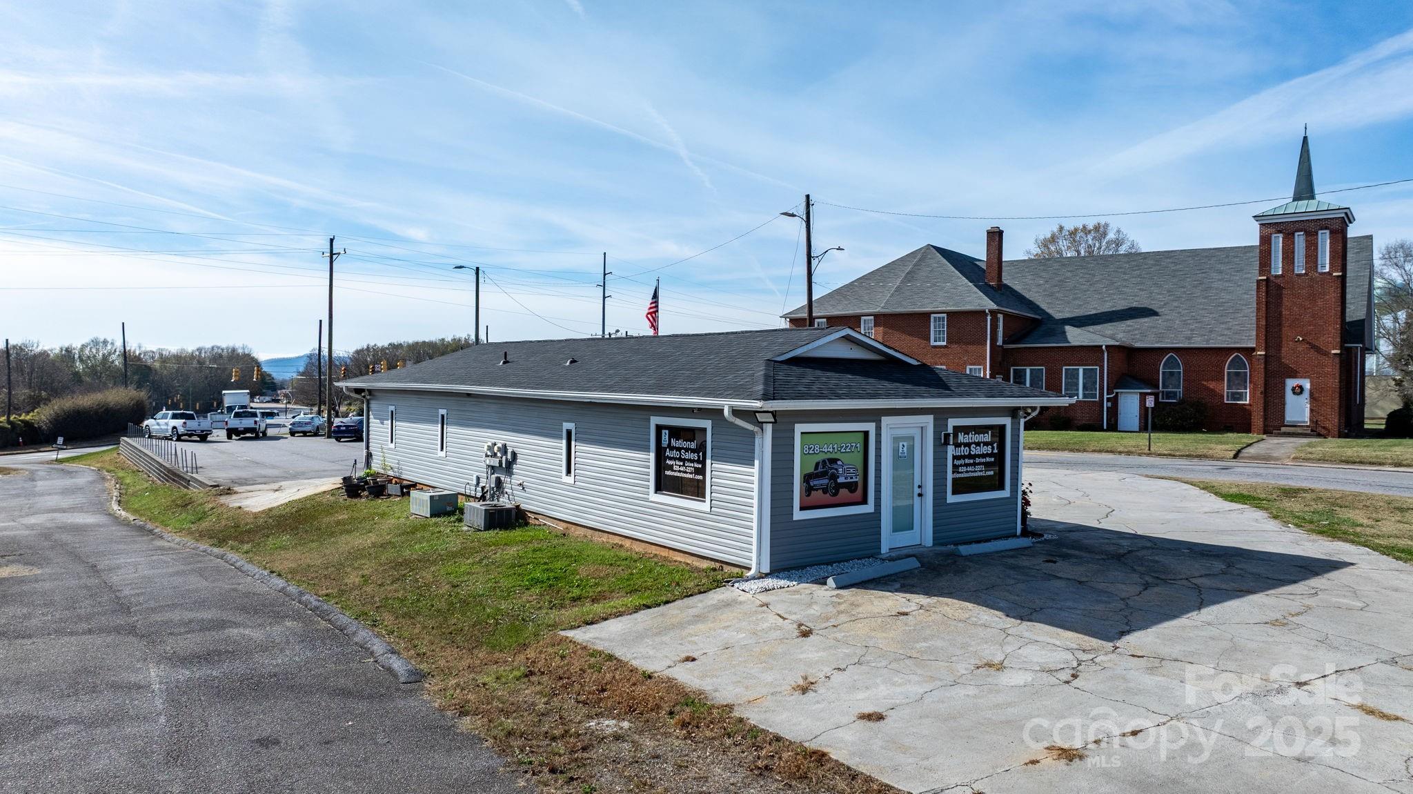 Main image without alt text