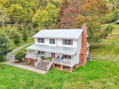 Photo of 580 River Point Drive, Canton, NC 28716 (MLS # 4311941)