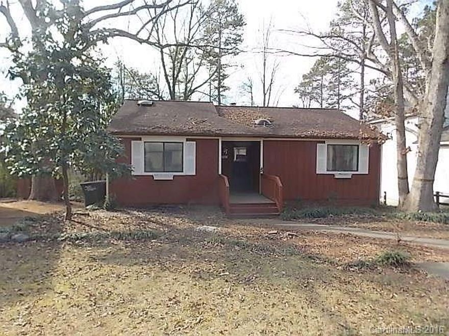 Nice ranch home in Tega Cay. It offers 3 bedrooms, 1.5 baths, family room w/wood burning fireplace, & an eat-in kitchen with breakfast bar. Nice large deck and flat lot. A must see! Back on the market. Owner having foundation repair made, too. Once complete an engineers letter will be provided.