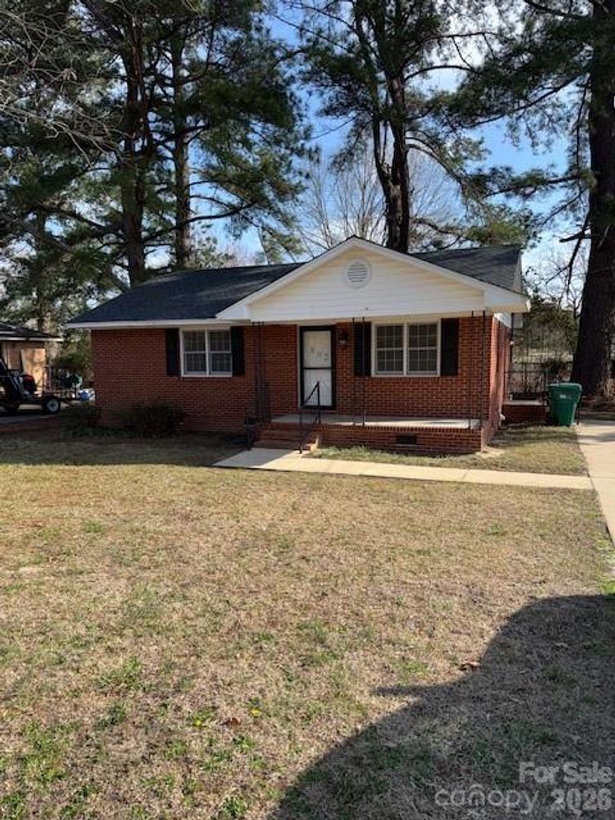 2 bedroom , 1 bath home in the heart of Cheraw. Home has character and modern updates. All appliances stay, Conveniently located near schools, shopping and dining.