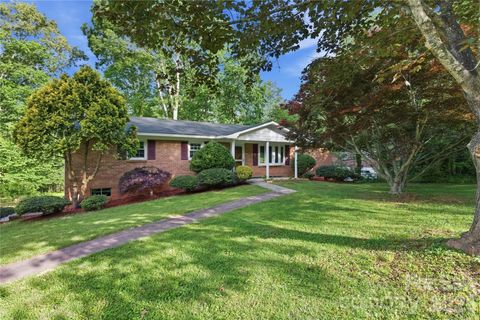 Photo of 123 Castleton Lane, Hendersonville, NC 28791 (MLS # 4375976)