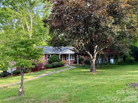 Photo of 123 Castleton Lane, Hendersonville, NC 28791 (MLS # 4375976)