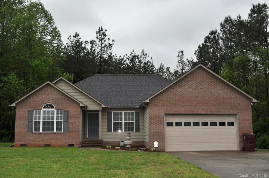 Sunny and bright and move in ready!Entry opens to large great room with open concept living.This house was built for entertaining with the kitchen, dining room, and great room all open.The split bedroom plan provides plenty of privacy.  Large master bedroom with adjoining bath features a garden tub and walk in shower.Vanity top is granite and the closet is a spacious walk in.Two secondary bedrooms are large and one features an extra large window for lots of natural sunlight.Big backyard w/deck.