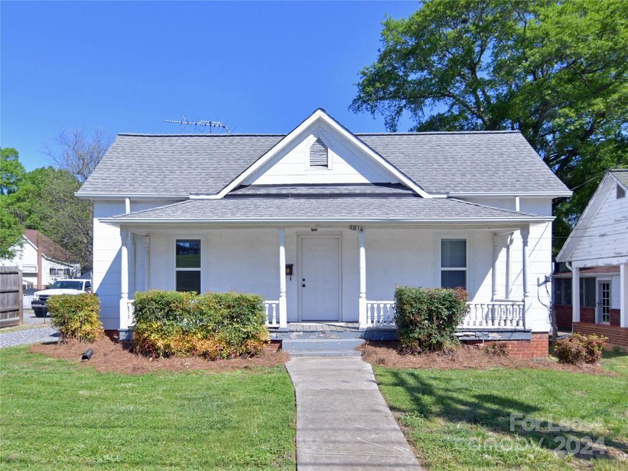 Downtown Statesville location! Excellent/Move In Condition!!  New Vinyl Plank Flooring, Granite Countertops in Kitchen, Large Bedrooms, New Gas Heating and Air, Nice backyard, Minutes from Interstates, shopping and schools. -NO PETS AND NO VOUCHERS ALLOWED